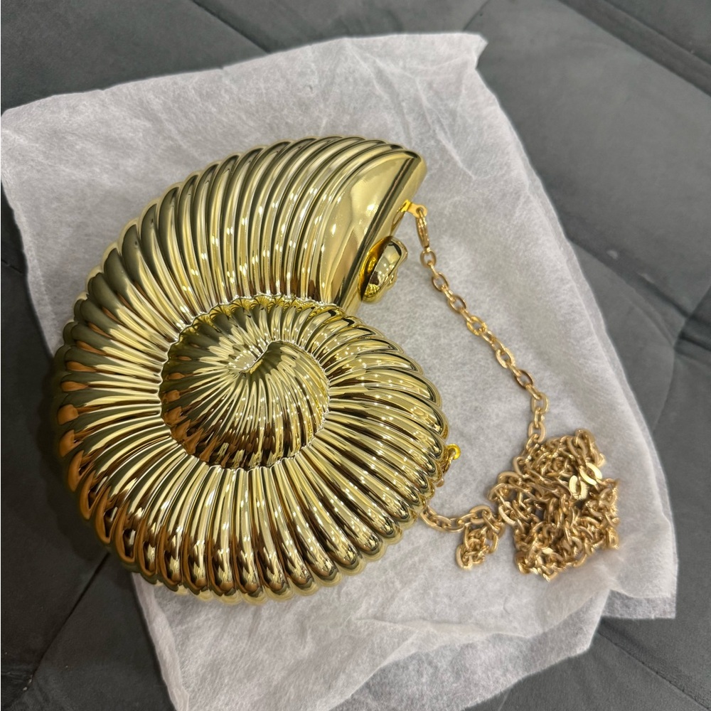 Gold Shell-Shaped Clutch with Chain